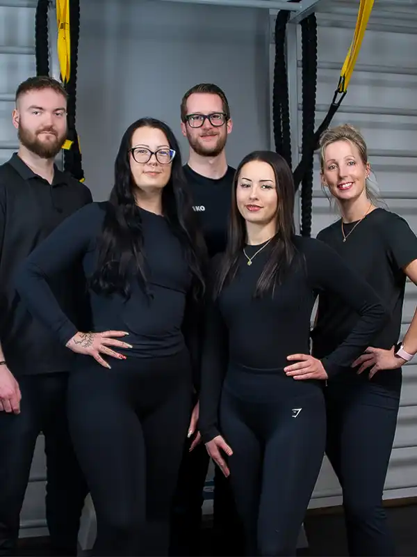 Die zertifizierten Personal Trainer und Gesundheitscoaches von SOMT!X stehen kompetent zusammen.